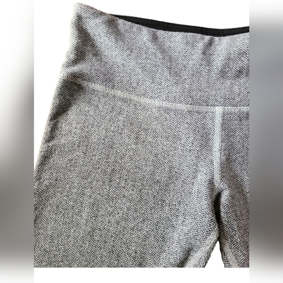 Lululemon Wunder Under Cropped Length in Herringbone White/Black - Size 6 - Picture 5 of 8